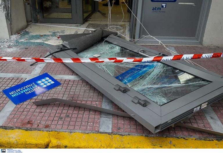 Ληστεία στα Μέγαρα: Χάος άφησαν πίσω τους οι ληστές (pics)
