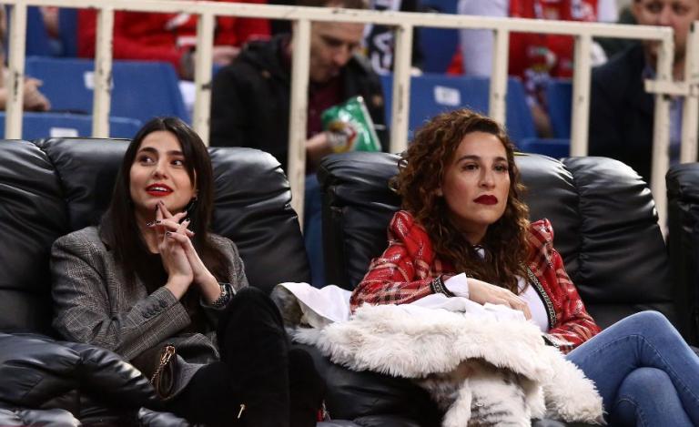 Ηλιάνα Παπαγεωργίου: Πήγε στο ΟΑΚΑ να δει την ΑΕΚ – Σε ποιον έδωσε γλυκό φιλί (pics)