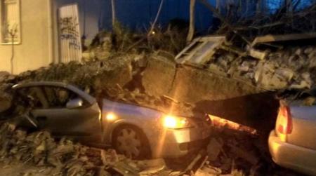Κατέρρευσε σπίτι στο Γκάζι – Καταπλάκωσε δυο αυτοκίνητα | Pagenews.gr Κατέρρευσε σπίτι στο Γκάζι – Καταπλάκωσε δυο αυτοκίνητα | Pagenews.gr