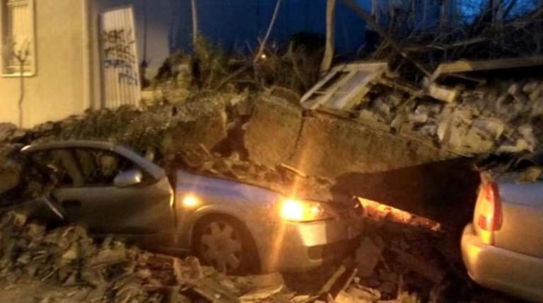 Κατέρρευσε σπίτι στο Γκάζι – Καταπλάκωσε δυο αυτοκίνητα