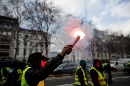 Κίτρινα γιλέκα: Ο Μακρόν προσφέρει περαιτέρω μείωση των φόρων για να κατευνάσει τις διαδηλώσεις | Pagenews.gr Κίτρινα γιλέκα: Ο Μακρόν προσφέρει περαιτέρω μείωση των φόρων για να κατευνάσει τις διαδηλώσεις | Pagenews.gr