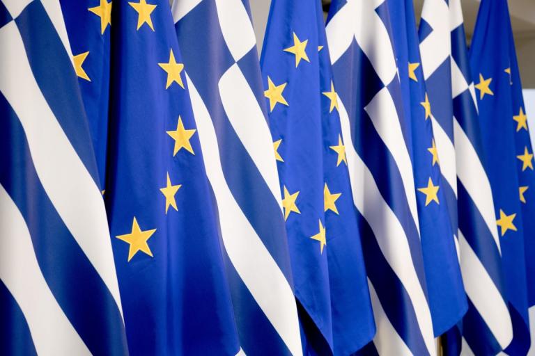 Κομισιόν: «Μαύρη τρύπα» στο πλεόνασμα από τις παροχές – «Καμπανάκι» για το χρέος