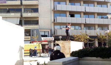 Άνδρας απειλεί να αυτοπυρποληθεί στην Κρήτη (pics&vid) | Pagenews.gr Άνδρας απειλεί να αυτοπυρποληθεί στην Κρήτη (pics&vid) | Pagenews.gr