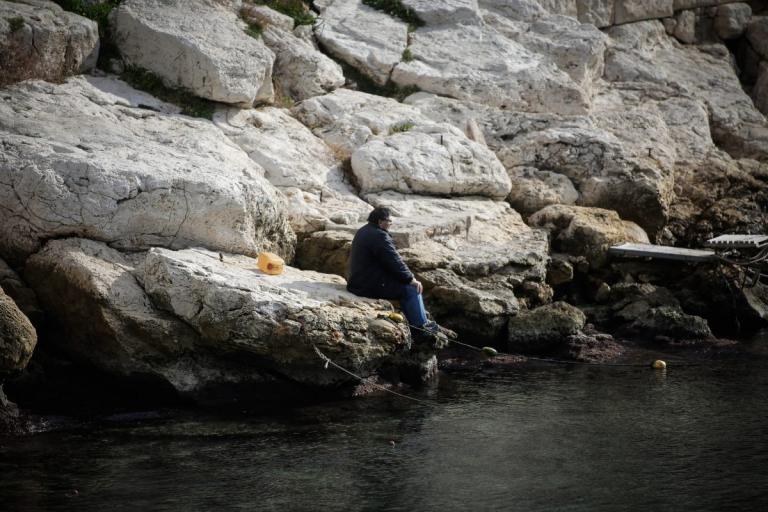 Ποιος θα μιλήσει για την κοινωνία που στενάζει…