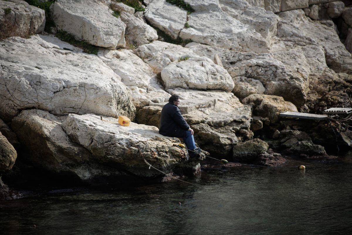 Ποιος θα μιλήσει για την κοινωνία που στενάζει…