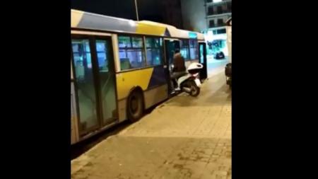 Λεωφορείο ΟΑΣΑ: Ένας… θεούλης μπήκε μέσα με το μηχανάκι (vid) | Pagenews.gr Λεωφορείο ΟΑΣΑ: Ένας… θεούλης μπήκε μέσα με το μηχανάκι (vid) | Pagenews.gr