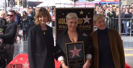Pink αστέρι: Η διάσημη τραγουδίστρια απέκτησε το δικό της στη Λεωφόρο της Δόξας (pic&vid) | Pagenews.gr Pink αστέρι: Η διάσημη τραγουδίστρια απέκτησε το δικό της στη Λεωφόρο της Δόξας (pic&vid) | Pagenews.gr