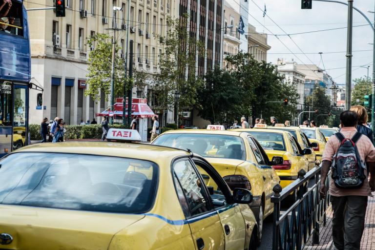 Ταξί: Οδηγοί στη Θεσσαλονίκη εκτελούσαν «κούρσες» με tablet κι απενεργοποιημένα ταξίμετρα
