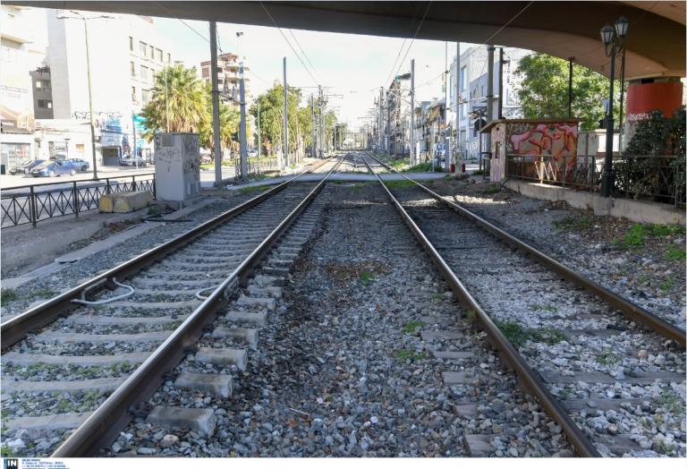 Σύγκρουση τρένου με ΙΧ: Ένας τραυματίας (pic)