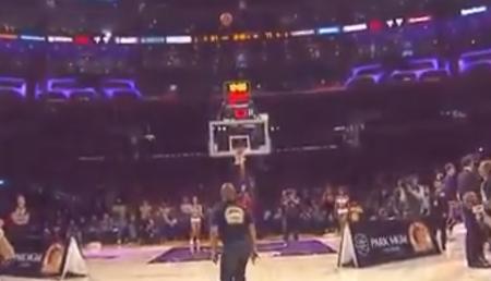 NBA: Το έβαλε από το κέντρο και πήρε 45.000 δολάρια (vid) | Pagenews.gr NBA: Το έβαλε από το κέντρο και πήρε 45.000 δολάρια (vid) | Pagenews.gr