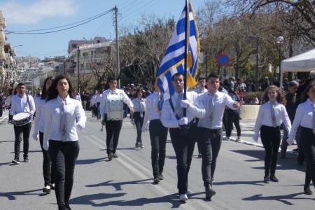 Χανιά παρέλαση: Συγκίνησε και καταχειροκροτήθηκε ο τυφλός σημαιοφόρος | Pagenews.gr Χανιά παρέλαση: Συγκίνησε και καταχειροκροτήθηκε ο τυφλός σημαιοφόρος | Pagenews.gr