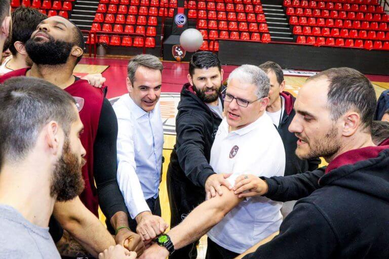 Κυριάκος Μητσοτάκης: Έπαιξε και μπάσκετ στη Λήμνο (pics)