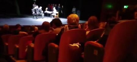 Θεσσαλονίκη: Μέλη του «Ιερού Λόχου» διακόπτουν θεατρική παράσταση (vid) | Pagenews.gr Θεσσαλονίκη: Μέλη του «Ιερού Λόχου» διακόπτουν θεατρική παράσταση (vid) | Pagenews.gr