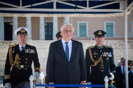 25η Μαρτίου: Η στιγμή που άνδρας προσπαθεί να επιτεθεί στον Παυλόπουλο (vid) | Pagenews.gr 25η Μαρτίου: Η στιγμή που άνδρας προσπαθεί να επιτεθεί στον Παυλόπουλο (vid) | Pagenews.gr