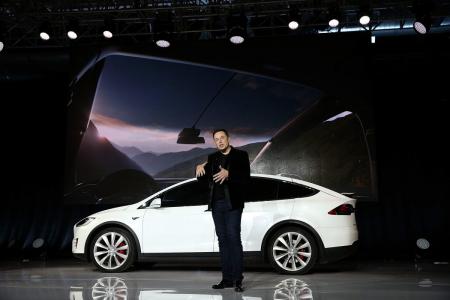 Tesla: Ο Έλον Μασκ υπόσχεται να κυκλοφορήσει στόλο από ρομπο-ταξί χωρίς οδηγό (vid) | Pagenews.gr Tesla: Ο Έλον Μασκ υπόσχεται να κυκλοφορήσει στόλο από ρομπο-ταξί χωρίς οδηγό (vid) | Pagenews.gr