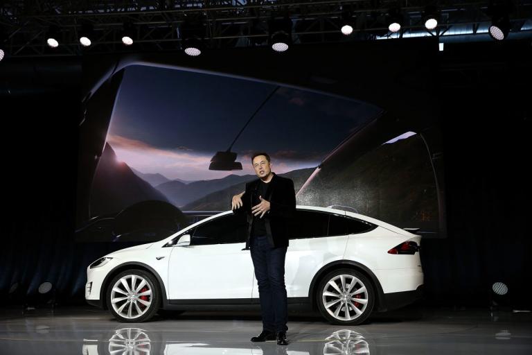 Tesla: Ο Έλον Μασκ υπόσχεται να κυκλοφορήσει στόλο από ρομπο-ταξί χωρίς οδηγό (vid)
