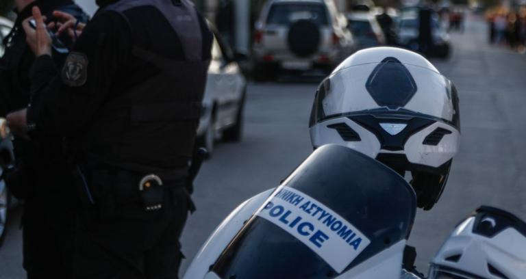 Έγκλημα στου Γουδή: Η στιγμή που η μητροκτόνος σέρνει το πτώμα της μητέρας της