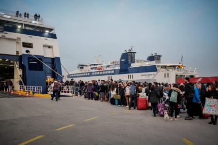 Αδειάζει η Αθήνα: Αναχωρούν κατά χιλιάδες οι εκδρομείς μέσω του Πειραιά και του Λαυρίου | Pagenews.gr Αδειάζει η Αθήνα: Αναχωρούν κατά χιλιάδες οι εκδρομείς μέσω του Πειραιά και του Λαυρίου | Pagenews.gr