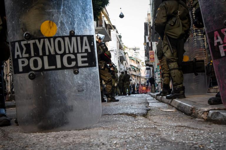 Εξάρχεια: Επίθεση σε αστυνομικούς της ομάδας ΔΙΑΣ – Ένας τραυματίας