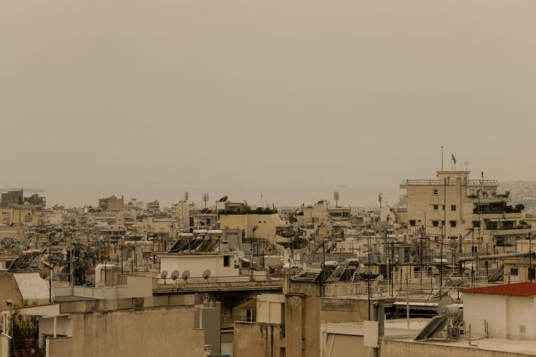 Καιρός σήμερα: Σκόνη και λασποβροχές «πνίγουν» τη χώρα (vid)