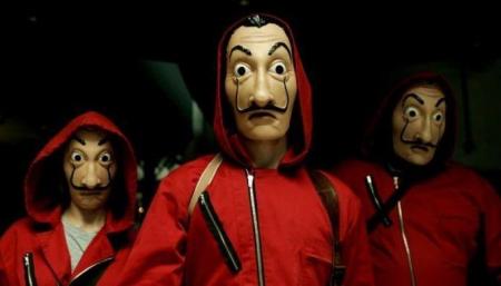 La Casa de Papel: Έβγαλαν μέχρι και λαμπάδες στη Θεσσαλονίκη (vid) | Pagenews.gr La Casa de Papel: Έβγαλαν μέχρι και λαμπάδες στη Θεσσαλονίκη (vid) | Pagenews.gr