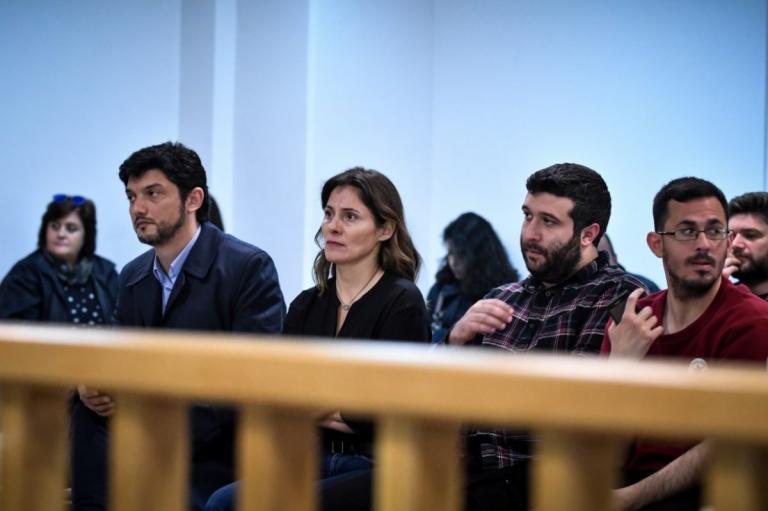 Μπέτυ Μπαζιάνα: Στην δίκη της Χρυσής Αυγής – Η αγκαλιά με την Μάγδα Φύσσα (pics)