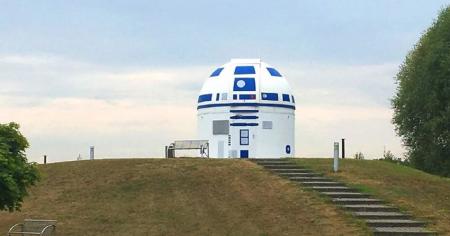 Τρελαμένος με το Star Wars – Καθηγητής μεταμφίεσε αστεροσκοπείο σε R2-D2 (vid) | Pagenews.gr Τρελαμένος με το Star Wars – Καθηγητής μεταμφίεσε αστεροσκοπείο σε R2-D2 (vid) | Pagenews.gr