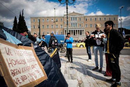 Σύνταγμα: Πρόσφυγες έστησαν σκηνές μετά την εκκένωση της κατάληψης στα Εξάρχεια (pics) | Pagenews.gr Σύνταγμα: Πρόσφυγες έστησαν σκηνές μετά την εκκένωση της κατάληψης στα Εξάρχεια (pics) | Pagenews.gr