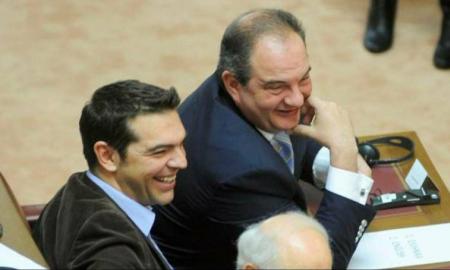 Ο Αλέξης Τσίπρας απασφάλισε εναντίον του Καραμανλή | Pagenews.gr Ο Αλέξης Τσίπρας απασφάλισε εναντίον του Καραμανλή | Pagenews.gr