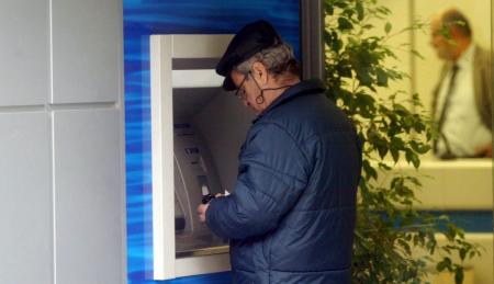 13η σύνταξη: Ψυχρολουσία για τους συνταξιούχους στα ΑΤΜ – Αρκετά πετσοκομμένη η παροχή | Pagenews.gr 13η σύνταξη: Ψυχρολουσία για τους συνταξιούχους στα ΑΤΜ – Αρκετά πετσοκομμένη η παροχή | Pagenews.gr