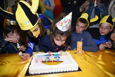 Γενέθλια στο γήπεδο για μικρούς φίλους της «Κερkidα ΟΠΑΠ» – Ποδοσφαιρικό πάρτι στη σουίτα του ΟΑΚΑ | Pagenews.gr Γενέθλια στο γήπεδο για μικρούς φίλους της «Κερkidα ΟΠΑΠ» – Ποδοσφαιρικό πάρτι στη σουίτα του ΟΑΚΑ | Pagenews.gr
