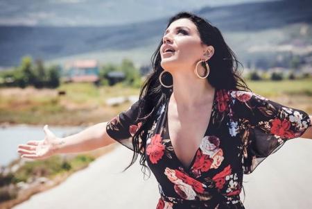Ιουλία Καλλιμάνη: Νέα σειρά εμφανίσεων για την νεαρή τραγουδίστρια | Pagenews.gr Ιουλία Καλλιμάνη: Νέα σειρά εμφανίσεων για την νεαρή τραγουδίστρια | Pagenews.gr