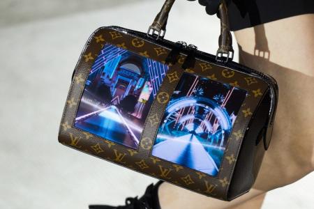 Louis Vuitton: Οι νέες του τσάντες είναι βγαλμένες από σενάριο επιστημονικής φαντασίας (vid) | Pagenews.gr Louis Vuitton: Οι νέες του τσάντες είναι βγαλμένες από σενάριο επιστημονικής φαντασίας (vid) | Pagenews.gr