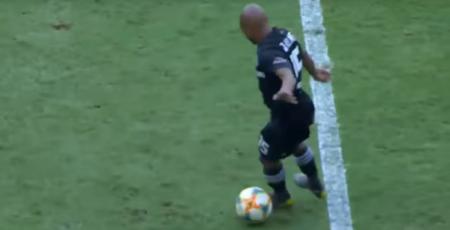 Viral: Αυτό δεν ήταν ντρίπλα, ήταν… χορευτική φιγούρα (vid) | Pagenews.gr Viral: Αυτό δεν ήταν ντρίπλα, ήταν… χορευτική φιγούρα (vid) | Pagenews.gr