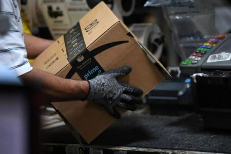 Amazon: Νέα μηχανήματα που συσκευάζουν προϊόντα αντικαθιστούν θέσεις εργασίας | Pagenews.gr Amazon: Νέα μηχανήματα που συσκευάζουν προϊόντα αντικαθιστούν θέσεις εργασίας | Pagenews.gr