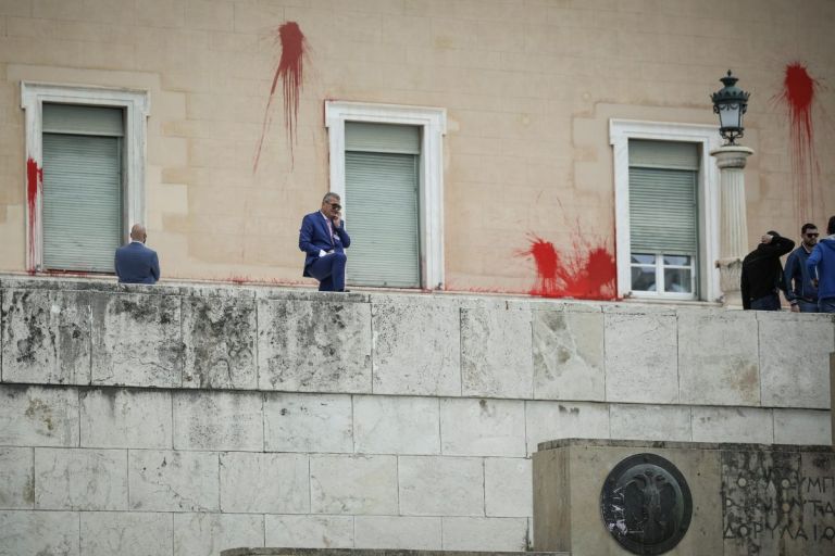 Επίθεση στη Βουλή: Κακουργηματικές διώξεις για τις μπογιές στο Κοινοβούλιο