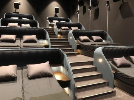 Σινεμά με διπλά κρεβάτια και μαξιλάρια (pics) | Pagenews.gr Σινεμά με διπλά κρεβάτια και μαξιλάρια (pics) | Pagenews.gr