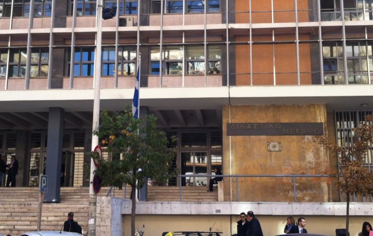 Παρέμβαση αναρχικών στα Δικαστήρια Θεσσαλονίκης για τον Κουφοντίνα (vid)