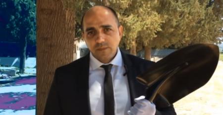 Ευρωεκλογές 2019: Nεκροθάφτης υποψήφιος Ευρωβουλευτής υπόσχεται να «θάψει την Ευρώπη» (vid) | Pagenews.gr Ευρωεκλογές 2019: Nεκροθάφτης υποψήφιος Ευρωβουλευτής υπόσχεται να «θάψει την Ευρώπη» (vid) | Pagenews.gr