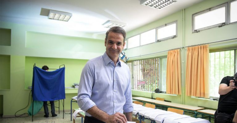 Εκλογές χωρίς… γραβάτα: Οι πολιτικοί αρχηγοί τις άφησαν σπίτι (pics&vid)