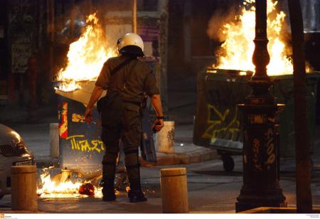 Θεσσαλονίκη: Επίθεση αντιεξουσιαστών με μολότοφ σε αστυνομικούς (vid) | Pagenews.gr Θεσσαλονίκη: Επίθεση αντιεξουσιαστών με μολότοφ σε αστυνομικούς (vid) | Pagenews.gr