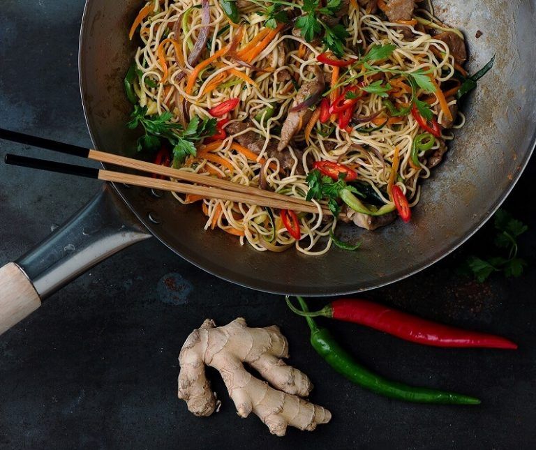 Noodles: Mε κοτόπουλο και γλυκόξινη σάλτσα