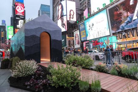 TINY HOUSE: Ένα μικροσκοπικό σπίτι «ξεφύτρωσε» στην Times Square της Νέας Υόρκης (pics) | Pagenews.gr TINY HOUSE: Ένα μικροσκοπικό σπίτι «ξεφύτρωσε» στην Times Square της Νέας Υόρκης (pics) | Pagenews.gr