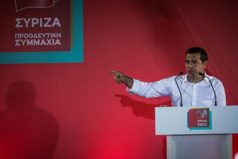 Αλέξης Τσίπρας: Η «επίθεση» της θαυμάστριας και το κόκκινο κραγιόν στο μάγουλο (pics)