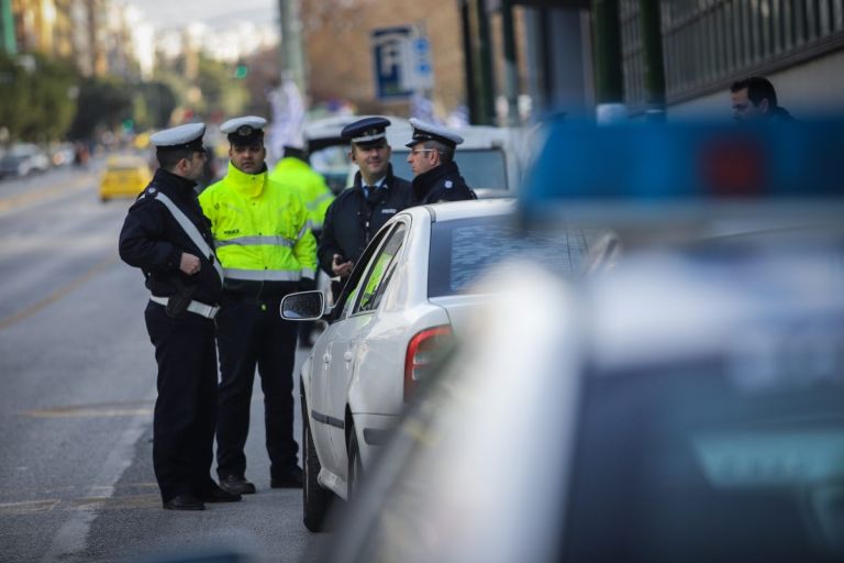 Σύνταγμα: Ληστεία σε περίπτερο – Μαχαίρωσαν τον υπάλληλο