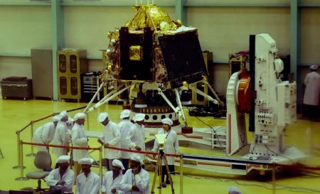 Chandrayaan-2: Η Ινδία ετοιμάζεται να το εκτοξεύσει για τη Σελήνη | Pagenews.gr Chandrayaan-2: Η Ινδία ετοιμάζεται να το εκτοξεύσει για τη Σελήνη | Pagenews.gr