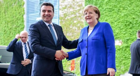 Μέρκελ: «Κόκκινο» στον Ζάεφ για ένταξη στην ΕΕ – «Πράσινο» για είσοδο στο ΝΑΤΟ | Pagenews.gr Μέρκελ: «Κόκκινο» στον Ζάεφ για ένταξη στην ΕΕ – «Πράσινο» για είσοδο στο ΝΑΤΟ | Pagenews.gr