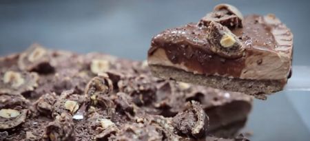 Cheesecake πραλίνα: Λαχταριστό γλυκό, χωρίς ψήσιμο (vid) | Pagenews.gr Cheesecake πραλίνα: Λαχταριστό γλυκό, χωρίς ψήσιμο (vid) | Pagenews.gr