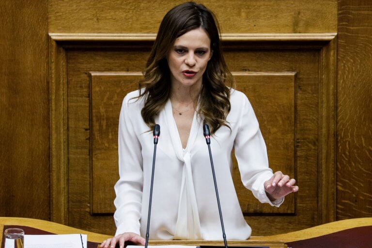 Έφη Αχτσιόγλου: Τιμωρητική για τους εργαζομένους η πολιτική της κυβέρνησης