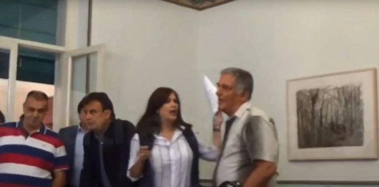 Περιφέρεια Πελοποννήσου: Άγριος καβγάς μεταξύ αντιπεριφερειάρχη του Τατούλη και δημοσιογράφου (vid)